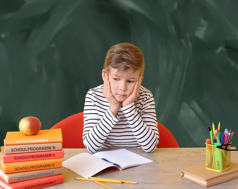 Sad little boy doing homework at table AdobeStock_401922478 tafel 0553