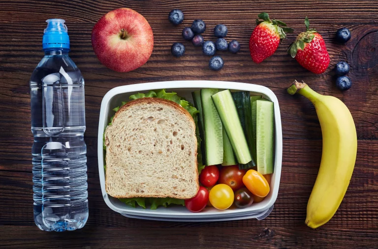 Healthy lunch box AdobeStock_135291698_0532