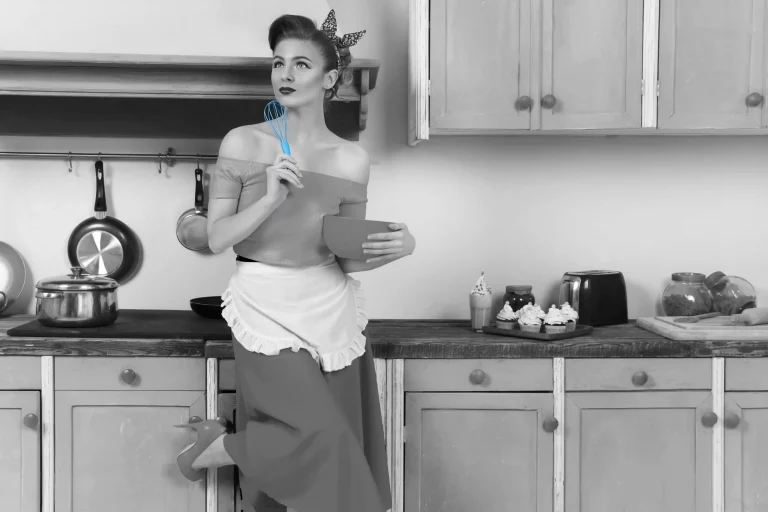 housewife wearing colorful top AdobeStock_216244458 0375