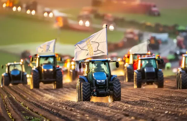 Many different tractos busy on the field_flag feature 0723